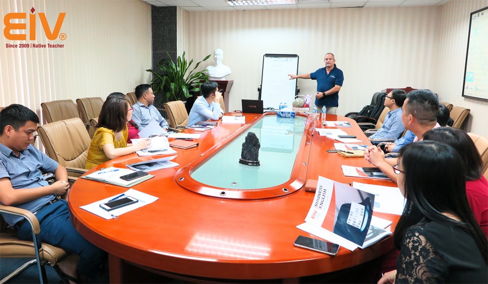 Lớp học tiếng Anh tại doanh nghiệp cùng giáo viên bản ngữ EIV