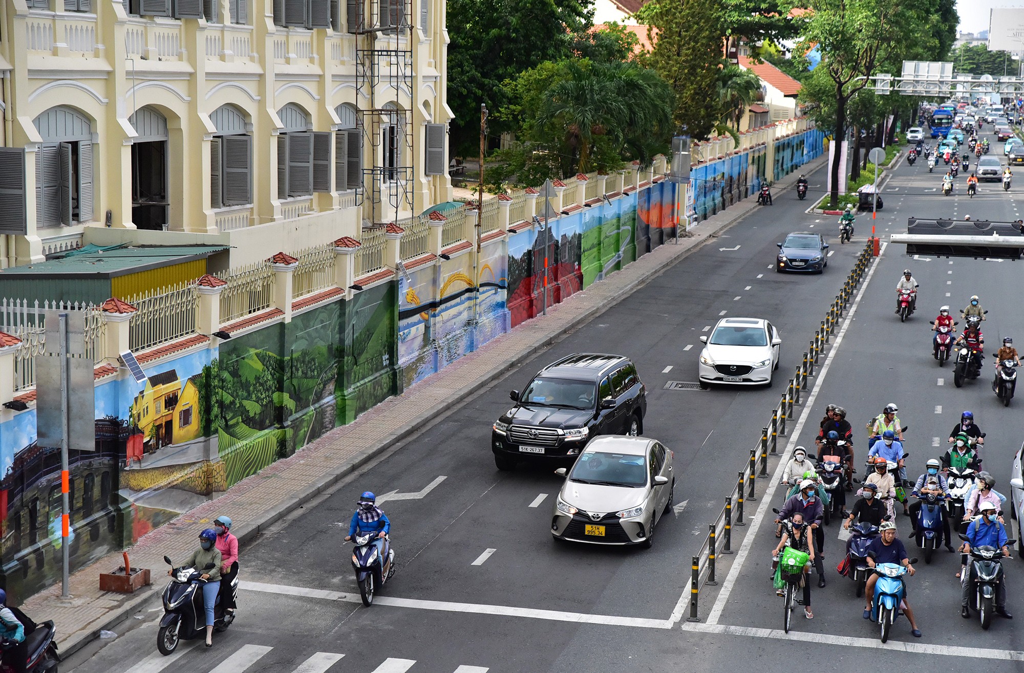 Những ngày qua, người đi đường có dịp đi ngang qua đường Nguyễn Hữu Cảnh đoạn từ nút giao với đường Tôn Đức Thắng đến Nguyễn Bỉnh Khiêm (quận 1, TP.HCM) sẽ được ngắm một đường tranh bích họa đẹp đến ngỡ ngàng.