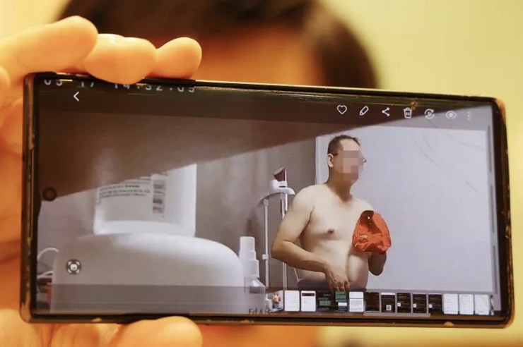 Cô gái hãi hùng với những gì nhìn thấy qua camera.