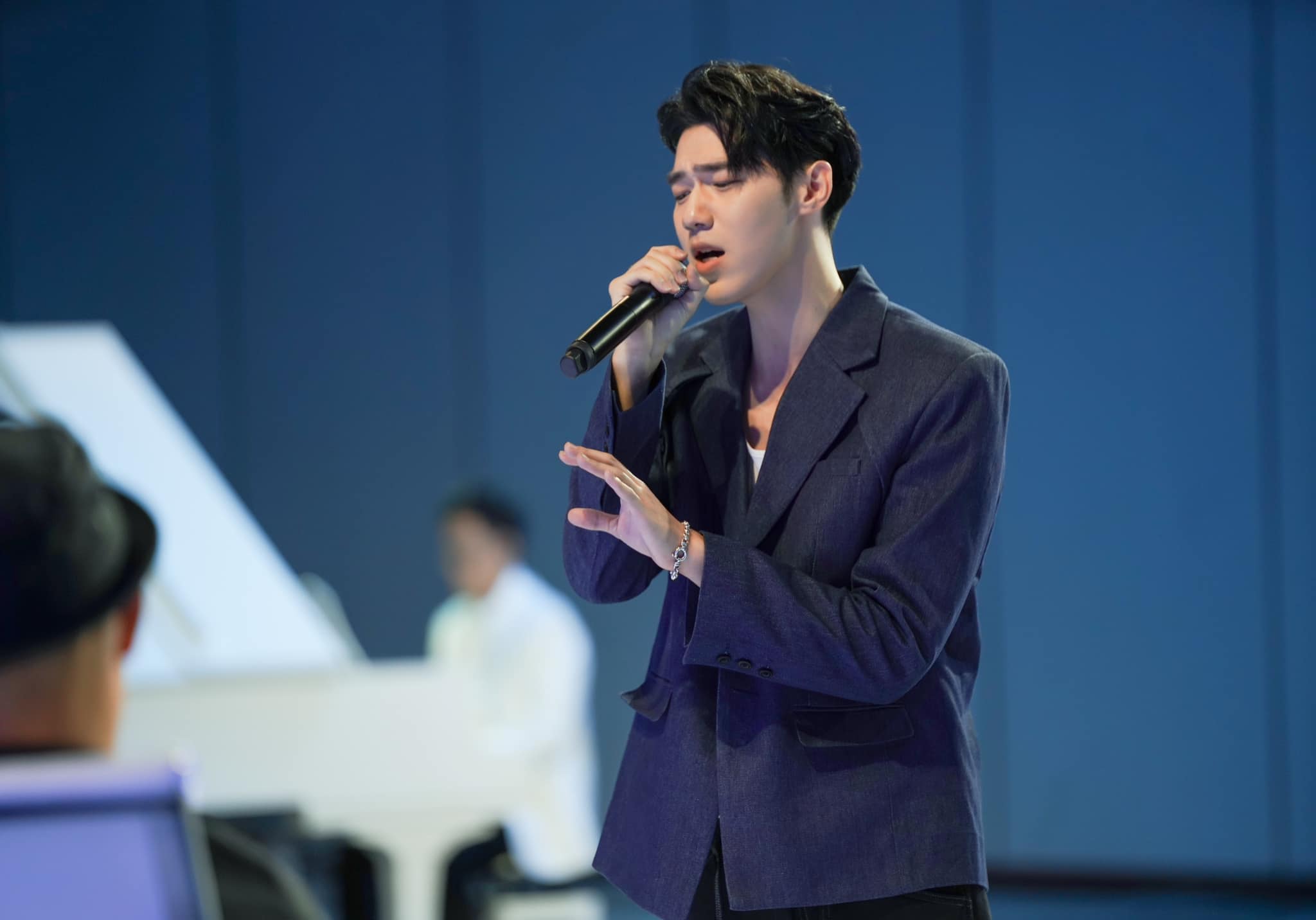 Thành Đạt (nghệ danh Lohan) thể hiện ca khúc "Thương em là điều anh không thể ngờ" tại sân khấu Vietnam Idol.