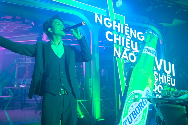 Ca sĩ Thành Đạt khuấy động không khí sôi động của đại tiệc FUNTILT Party