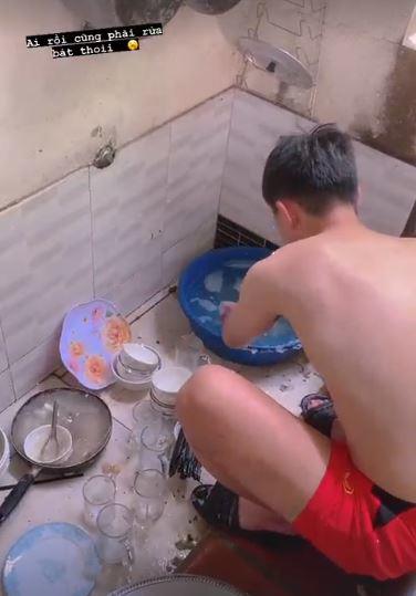 “Camera giấu kín” bóc trần hình ảnh “khó nói” của cầu thủ Việt và vợ hot girl - 3