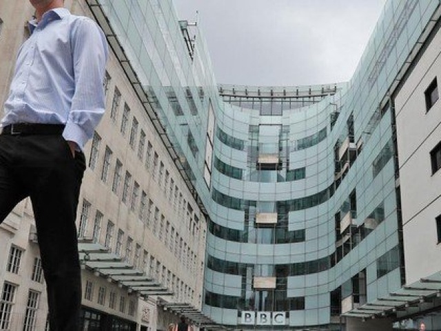 Giải trí - Bê bối ảnh nóng đang nhấn chìm đài BBC