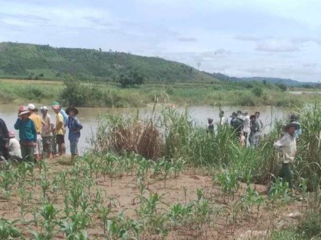 Tin tức trong ngày - Thuyền bị lật trên sông Krông Nô, 2 người mất tích