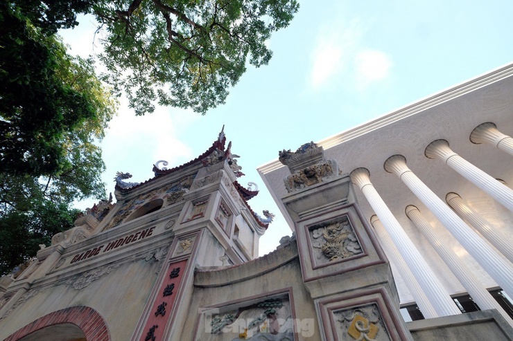 Sự tương phản giữa một bên là di tích lịch sử cổ kính rêu phong với một bên là công trình Nhà hát mang tên Hồ Gươm mới được khánh thành với mức độ hiện đại bậc nhất thế giới.