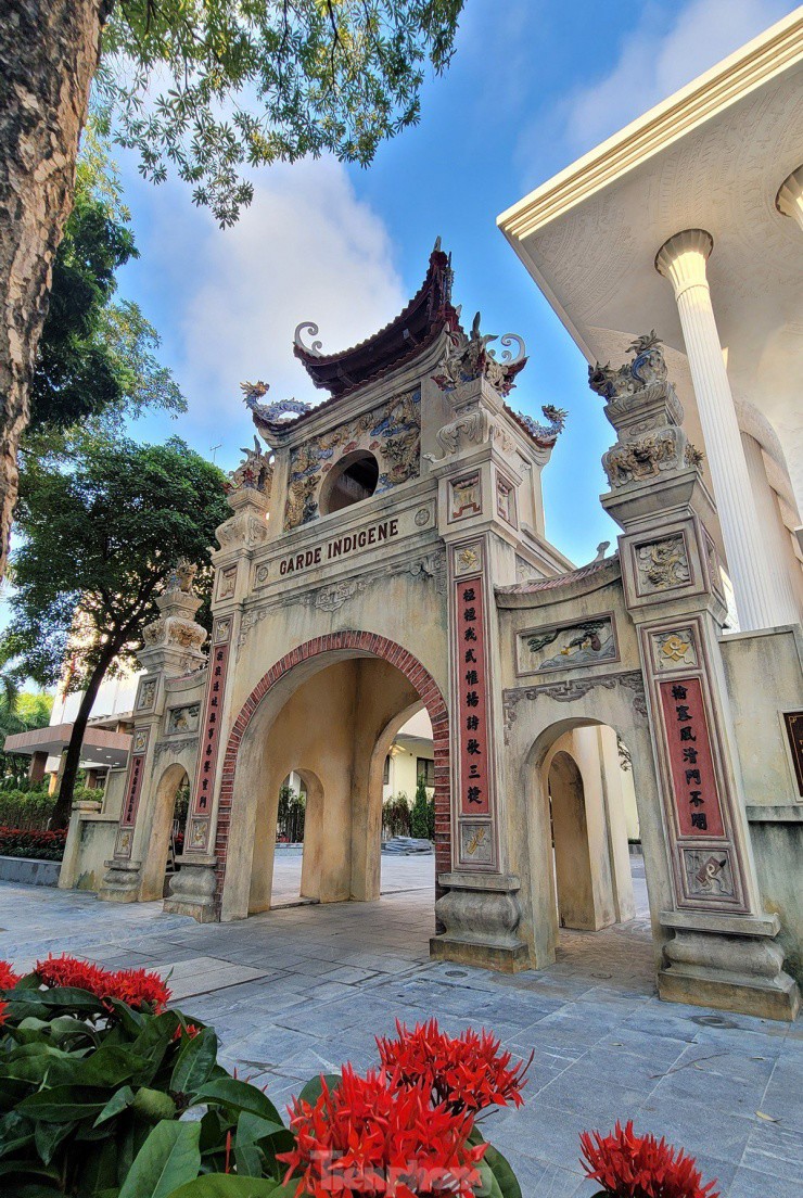 Hình ảnh cổng Tam quan đậm chất Á Đông những vẫn hài hòa với cảnh quan phố xá của Hà Nội.
