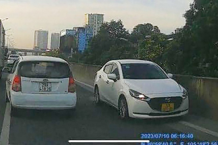 Thời điểm nữ tài xế điều khiển xe đi ngược chiều trên Vành đai 3 trên cao. Ảnh cắt từ clip