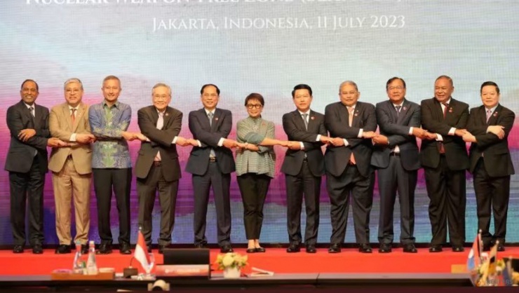 Các nhà ngoại giao ASEAN dự phiên họp toàn thể Hội nghị Bộ trưởng Ngoại giao ở thủ đô Jakarta (Indonesia) ngày 11-7. Ảnh: REUTERS