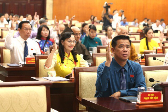 Đại biểu HĐND TPHCM biểu quyết thông qua việc đổi tên Xa lộ Hà Nội (đoạn từ cầu Sài Gòn đến ngã tư Thủ Đức) trên địa bàn TP Thủ Đức. Ảnh: Ngô Tùng