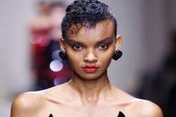 Xu hướng tóc lộng lẫy từ sàn diễn Haute Couture Thu Đông 2023