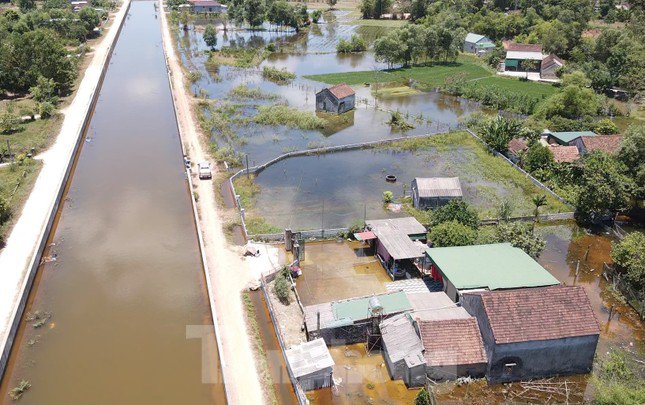 Trớ trêu cảnh nhiều nhà dân ở Hà Tĩnh ngập lụt trong nắng hạn - 1