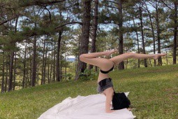 Cô gái gây chú ý khi mặc trang phục ”nhạy cảm” tập yoga giữa đồi thông Đà Lạt
