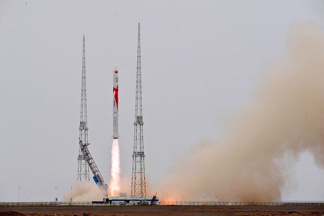 Tên lửa đẩy Zhuque-2 chạy bằng ô xy và mê-tan hóa lỏng được phóng lên ngày 12/7. (Ảnh: Xinhua)