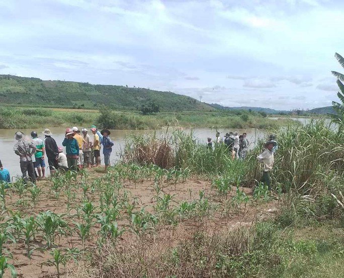 Thuyền bị lật trên sông Krông Nô, 2 người mất tích - 1