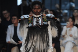 Thời trang - Vẻ đẹp ấn tượng từ show diễn của Đại học Thời trang London