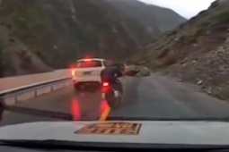 Xe máy - Xe đạp - Clip: Thanh niên phóng xe như "một vị thần" và cái kết