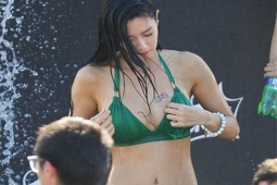 Thời trang - "Đặc sản" hội té nước Hàn Quốc: Tràn lan đồ bơi dây và những chiếc quần "tội đồ"