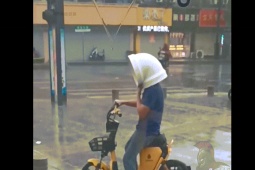 Clip hài hước - Những hành động hài hước chỉ có khi trời mưa