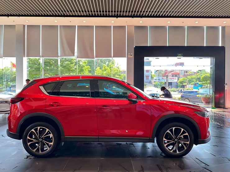 Ảnh thực tế Mazda CX-5 2023 tại đại lý Việt Nam - 11