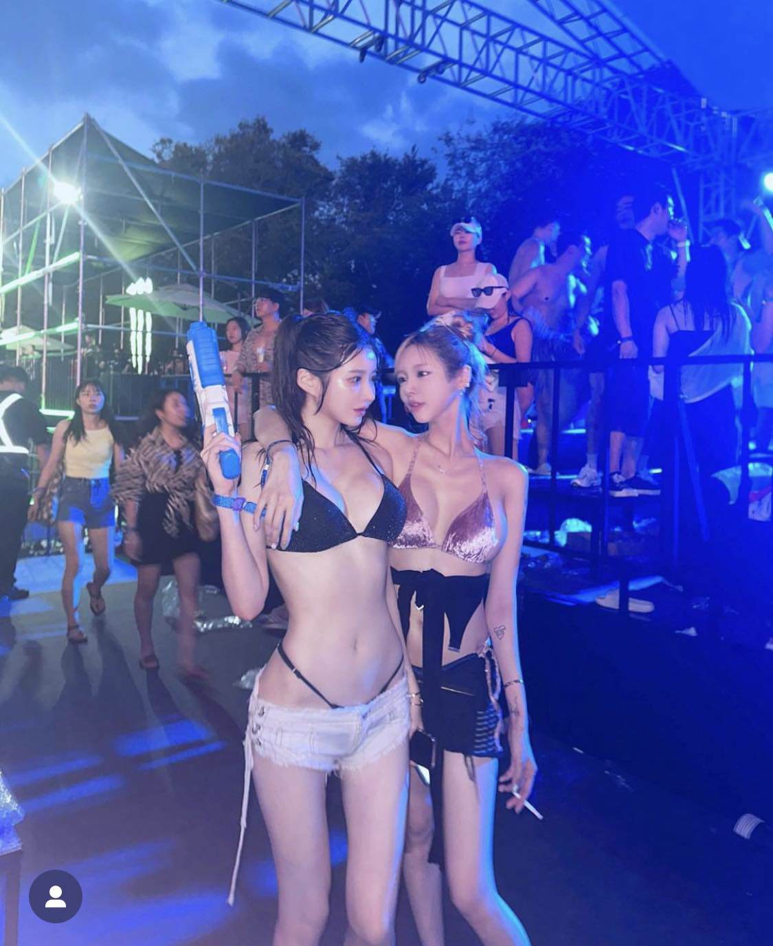 Đồ bơi dây phối cùng quần short là công thức phối đồ "kinh điển" ở mỗi mùa Water Bomb được nhiều cô gái Hàn Quốc áp dụng.