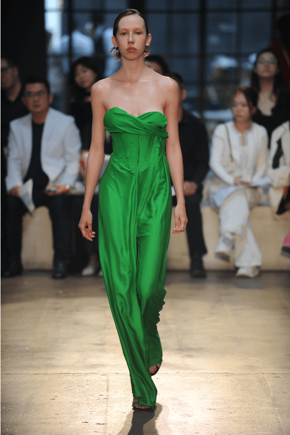 Vẻ đẹp ấn tượng từ show diễn của Đại học Thời trang London - 1