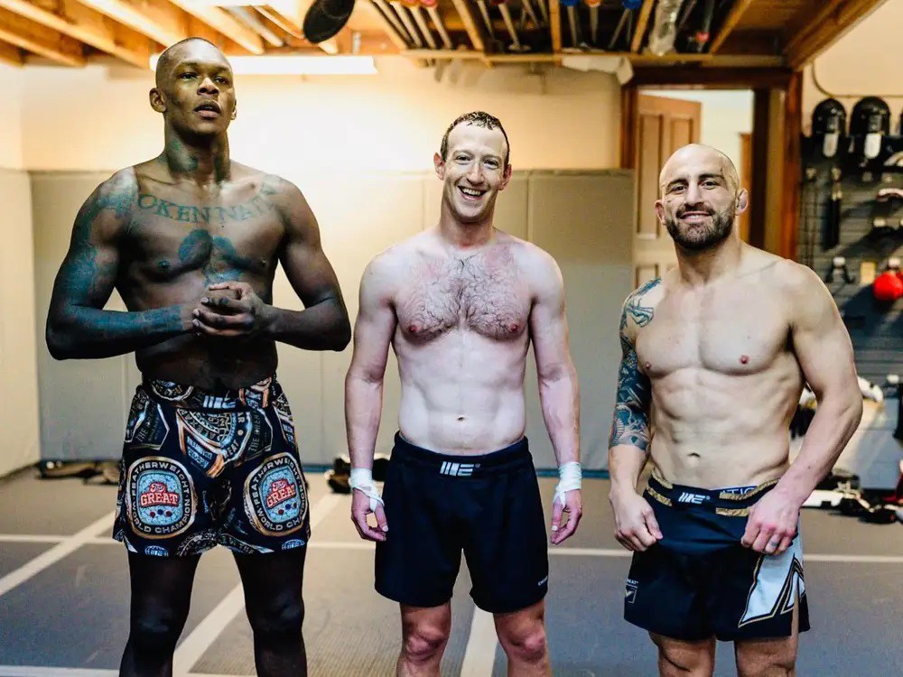 Tỷ phú Mark Zuckerberg chụp ảnh cùng 2 siêu sao MMA Israel Adesanya (trái) và Alex Volkanovski. Ảnh: Instagram