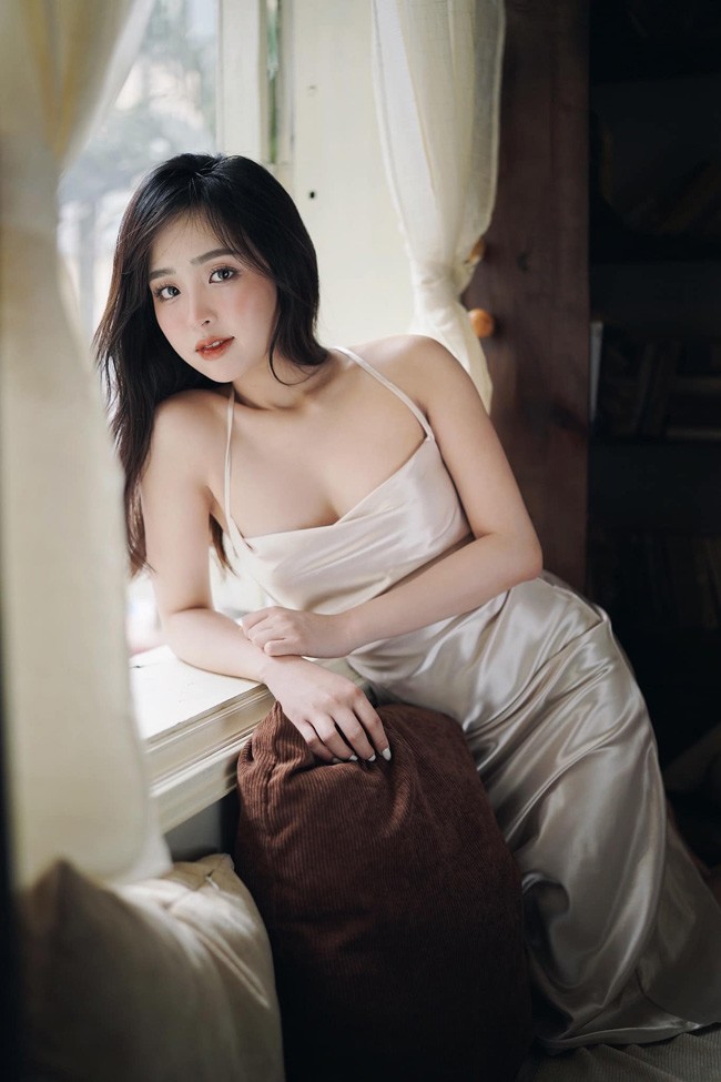 Lê Phương Anh (sinh năm 1997, Hà Nội) nổi tiếng nhờ sở hữu gương mặt dễ thương, làn da trắng không tì vết và body quyến rũ.
