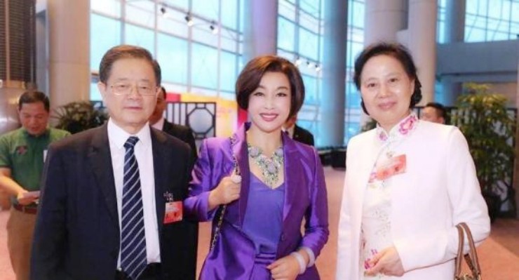 Lưu Hiểu Khánh sở hữu nhan sắc trẻ trung bên người chồng tỷ phú hơn 13 tuổi.