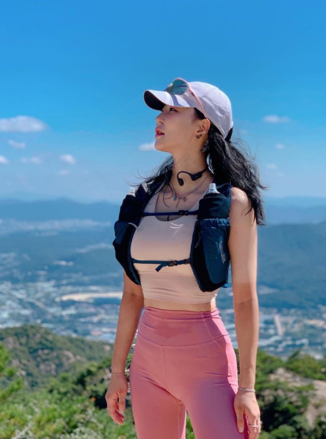 So Yeon khoe những "đường cong mềm mại".
