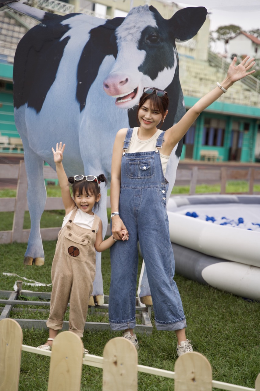 Bé và bố mẹ hào hứng check-in cùng cô bò sữa khổng lồ