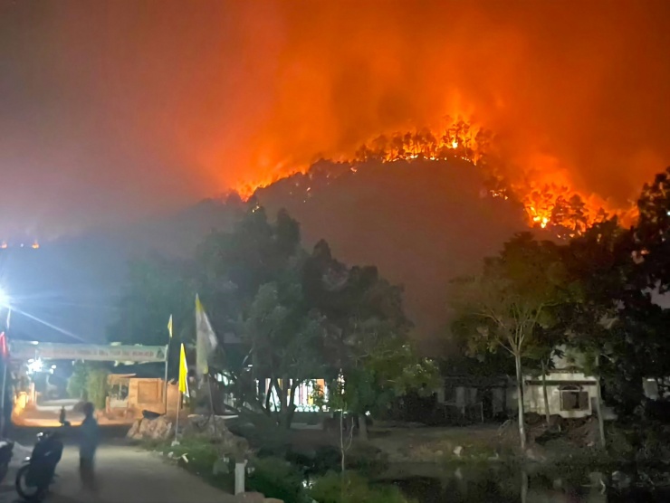 Cận cảnh hàng ngàn lượt người vật lộn với đám cháy rừng thông suốt 16 giờ - 10
