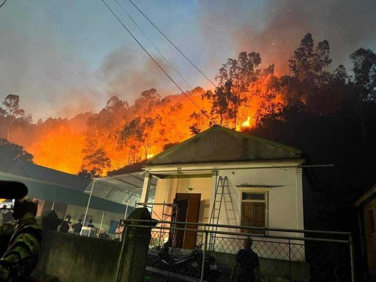 Cận cảnh hàng ngàn lượt người vật lộn với đám cháy rừng thông suốt 16 giờ - 11