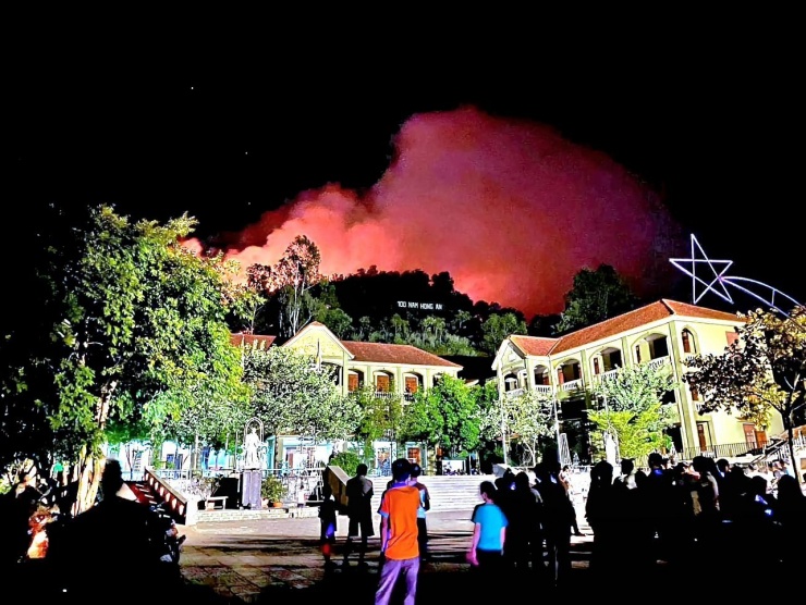 Cận cảnh hàng ngàn lượt người vật lộn với đám cháy rừng thông suốt 16 giờ - 12