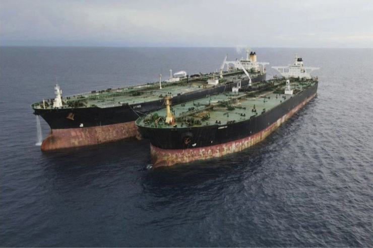 Tàu chở dầu MT Arman 114 treo cờ Iran (phải) và tàu chở dầu MT S Tinos treo cờ Cameroon, ngày 11-7. Ảnh: Cơ quan An ninh Hàng hải Indonesia