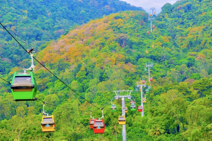 Tận hưởng màu xanh núi rừng từ trên cao khiến bao lữ khách mải mê, đắm say.