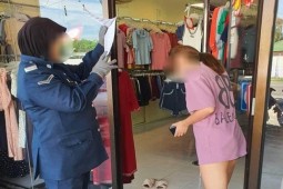 Cô chủ shop mặc mốt ”dễ bị phạt” đi bán hàng, gây tranh cãi trên MXH