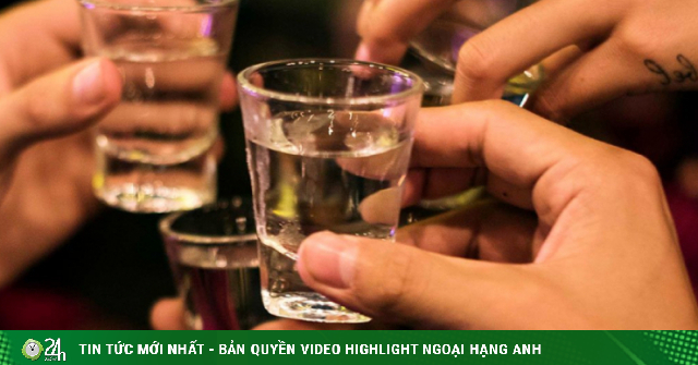 Những người thường xuyên uống rượu có nguy cơ mắc ung thư
