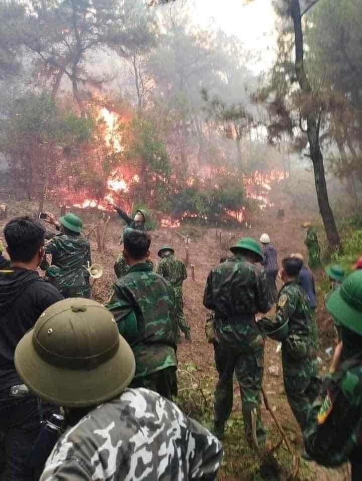 Cận cảnh hàng ngàn lượt người vật lộn với đám cháy rừng thông suốt 16 giờ - 14