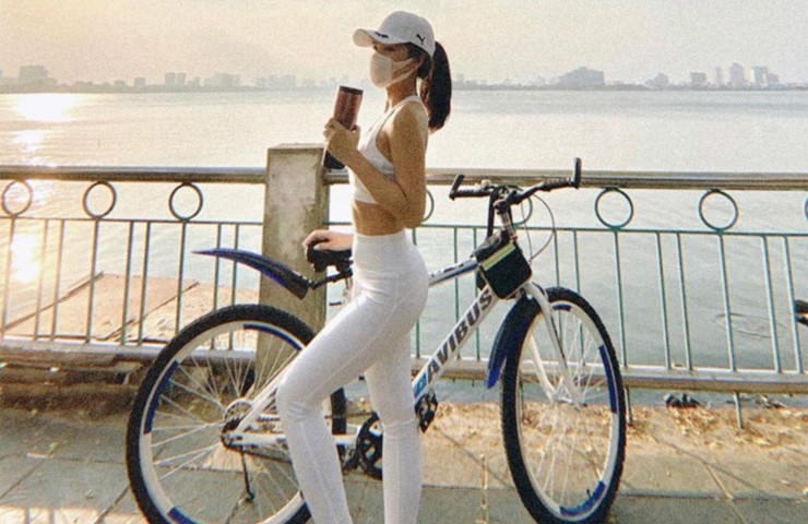Trào lưu đạp xe quanh hồ Tây được nhiều cô gái hưởng ứng, đặc biệt là sau khi đại dịch Covid-19 kết thúc.
