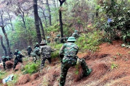 Tin tức trong ngày - Cận cảnh hàng ngàn lượt người vật lộn với đám cháy rừng thông suốt 16 giờ