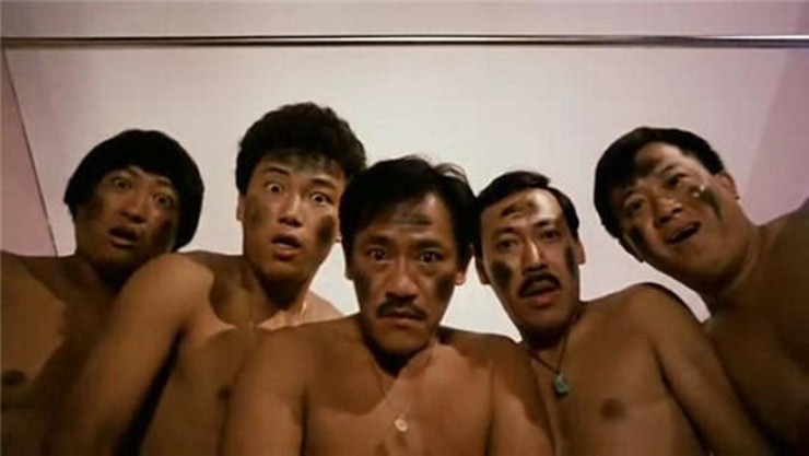 Hồng Kim Bảo (ngoài cùng bên trái) trong một cảnh phim "Hạ nhật phúc tinh".