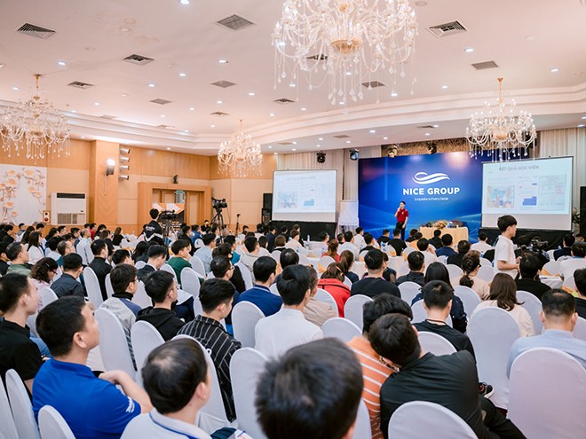 Chủ tịch Lê Tùng Lâm đứng truyền cảm hứng cho hơn 300 người trong cộng đồng Nice Group