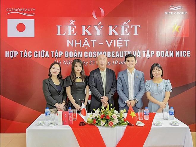 Ở giữa là ngài Shinya Tanaka đại diện tập đoàn dược mỹ phẩm Nhật Bản. Phía Nice Group: bên trái ngài là CEO Phan Thị Mai Anh, bên phải ngài là ông Nguyễn Văn Tiến giám đốc đào tạo.