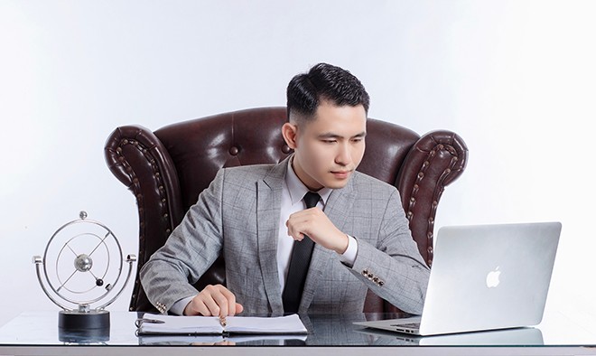 Hình ảnh ông Lê Tùng Lâm - Chủ tịch Nice Group đang tập trung với sứ mệnh làm đẹp cho đất nước!