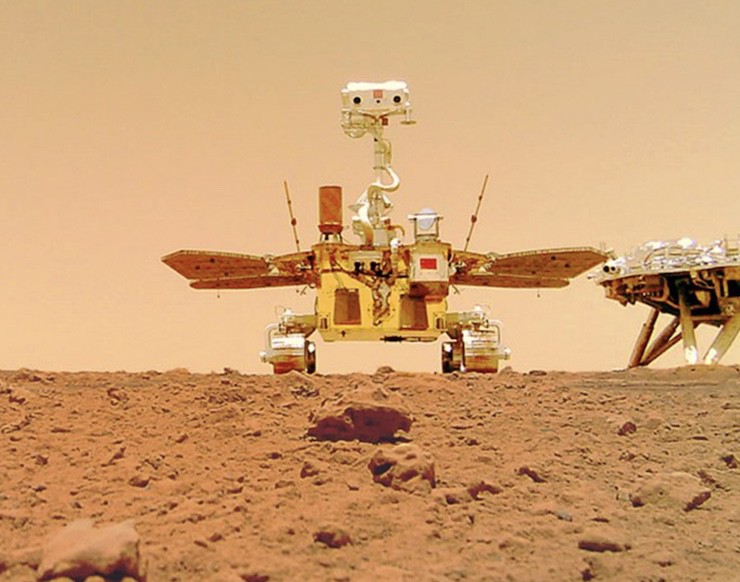 Xe thám hiểm Chúc Dung chụp ảnh selfie cùng với thiết bị hạ cánh trên sao Hỏa vào ngày 11/6/2021.