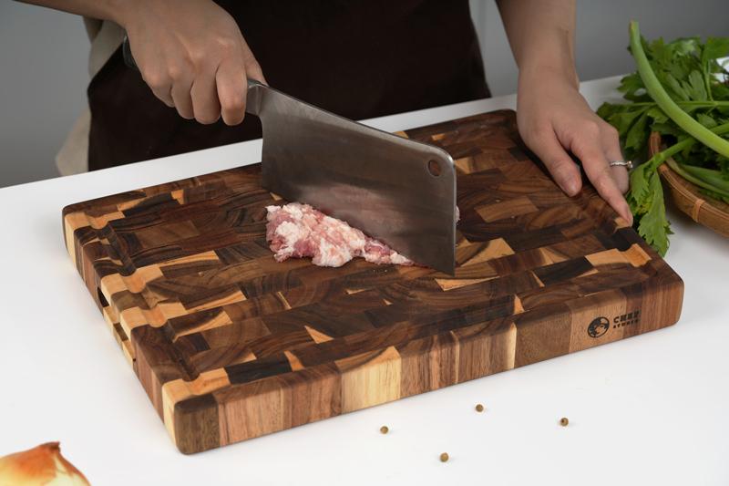 Sử dụng thớt gỗ keo khi băm chặt rất tốt