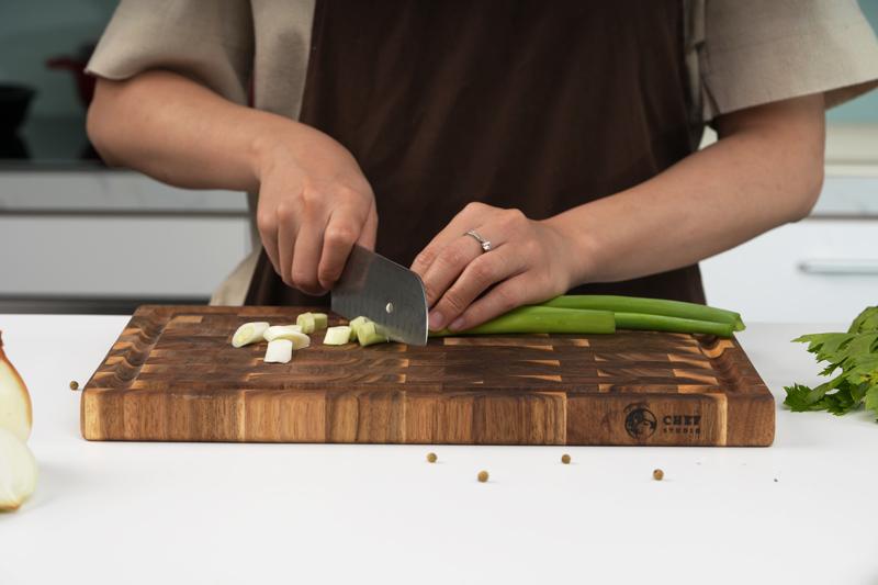 Sử dụng thớt gỗ keo Chef Studio - Nâng tầm phong cách sống
