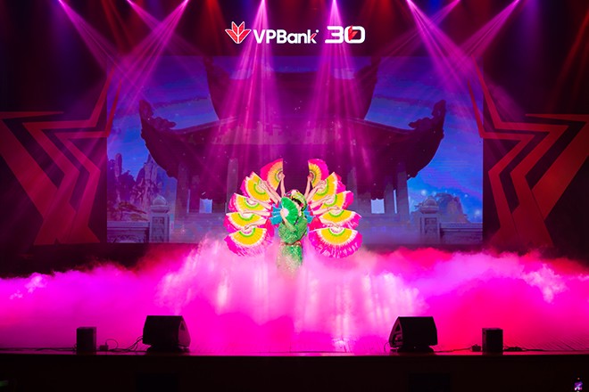 Khi banker xanh lá VPBank hóa thân thành nghệ sĩ: “Đẹp cả hình cả tiếng” - 1