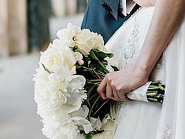 Bạn trẻ - Cuộc sống - Người tình bí mật mặc như cô dâu chạy đến đám cưới khiến chú rể "chết đứng"