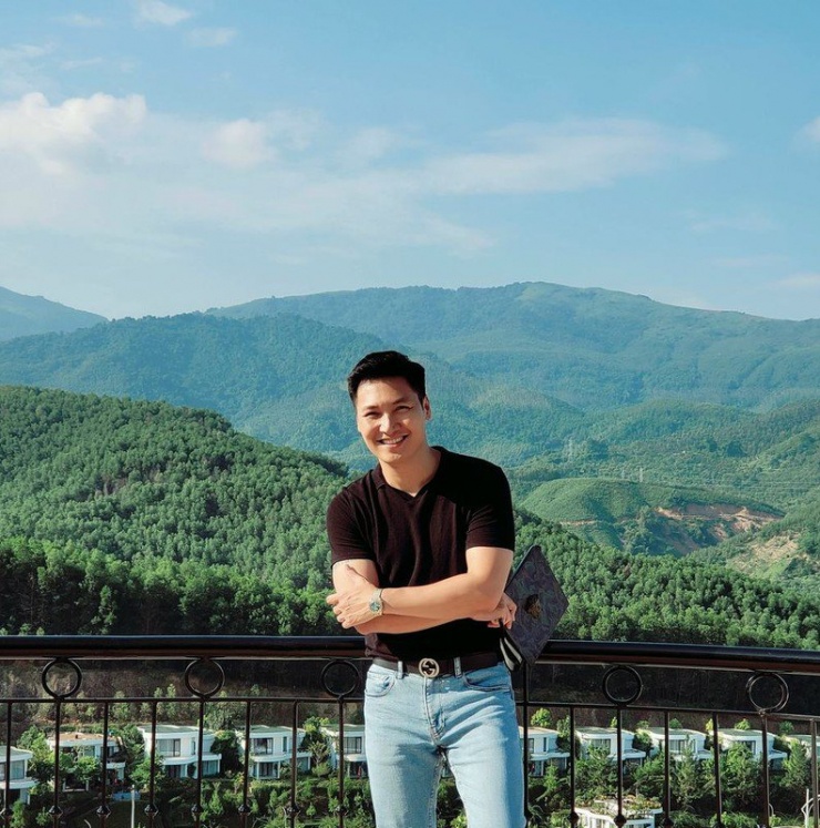 Sau một thời gian, vợ chồng diễn viên Mạnh Trường đang dần hoàn thiện căn biệt thự view núi tại Hoà Bình.
